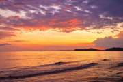 Blick auf das Meer mit Sonnenuntergang Himmel für die Natur Hintergrund Duschrückwand
