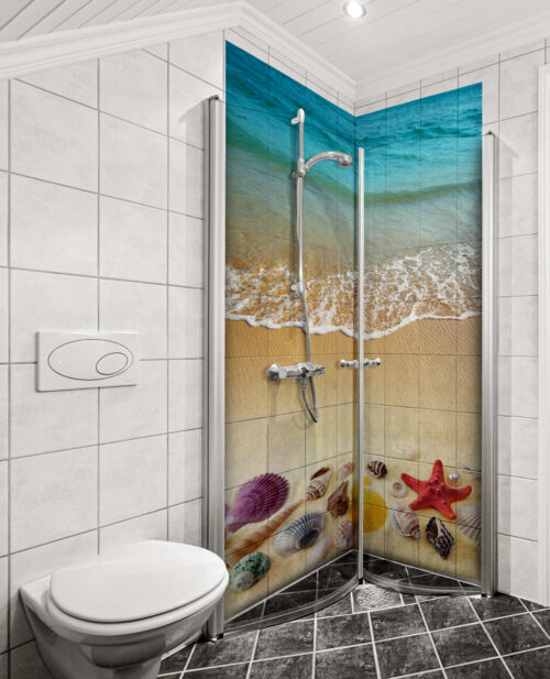 Duschrückwand Aluverbund – Sandstrand mit Muscheln, Seesternen & sanften Meereswellen