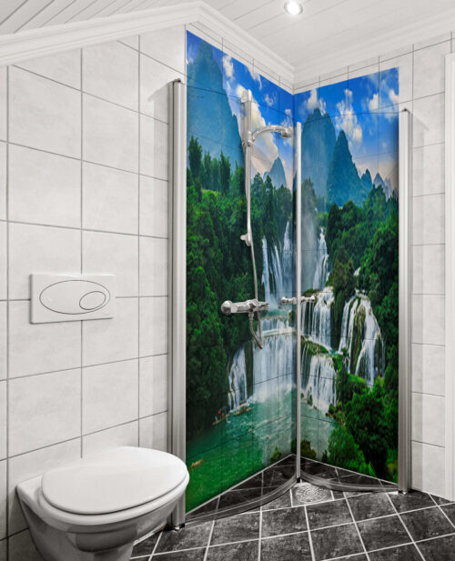 Duschrückwand Aluverbund – Tropische Wasserfall-Landschaft mit smaragdgrünem Fluss, üppigem Dschungelgrün & nebligem Bergpanorama